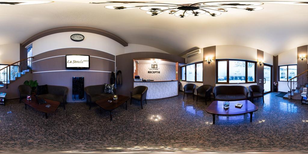 Hotel La Strada Ploieşti Extérieur photo