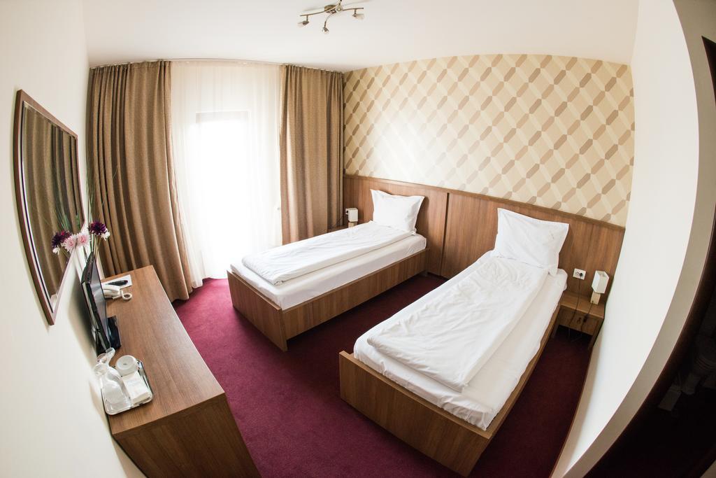 Hotel La Strada Ploieşti Extérieur photo
