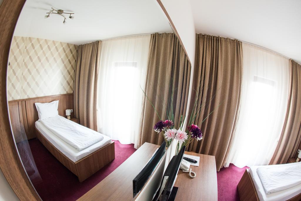 Hotel La Strada Ploieşti Extérieur photo