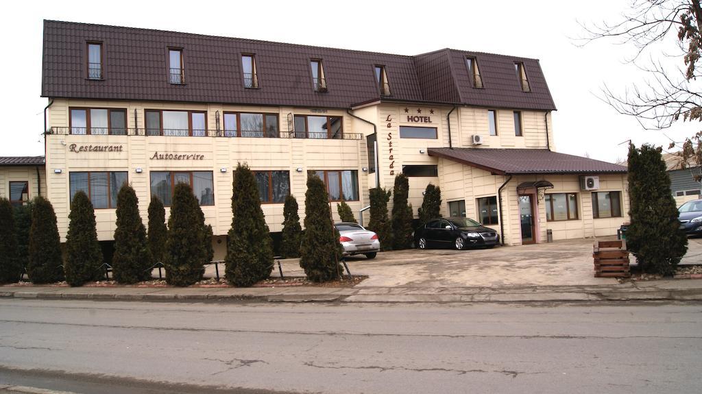 Hotel La Strada Ploieşti Extérieur photo