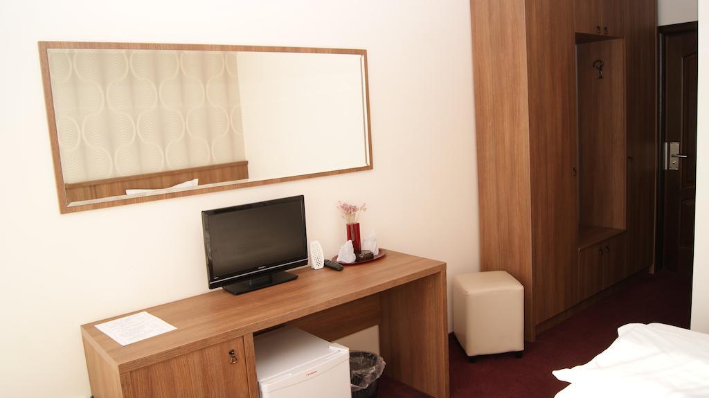 Hotel La Strada Ploieşti Extérieur photo