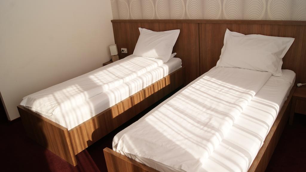 Hotel La Strada Ploieşti Chambre photo